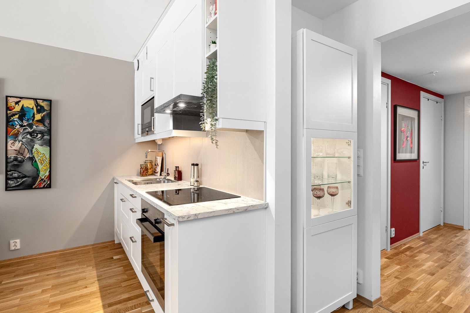 Leiligheten preges av delikate fargetoner, flott parkettgulv og gjennomgående materialvalg av god kvalitet. Galleribilde