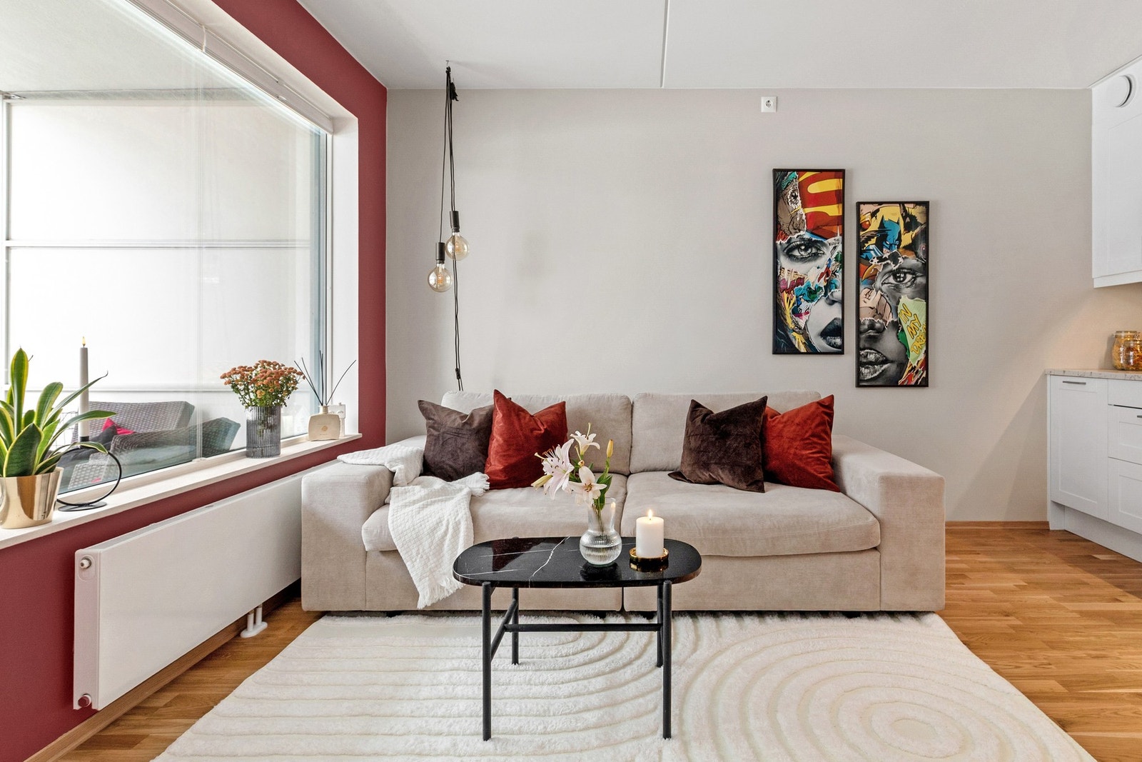 På gulv er det 3-stavs eikeparkett. Galleribilde