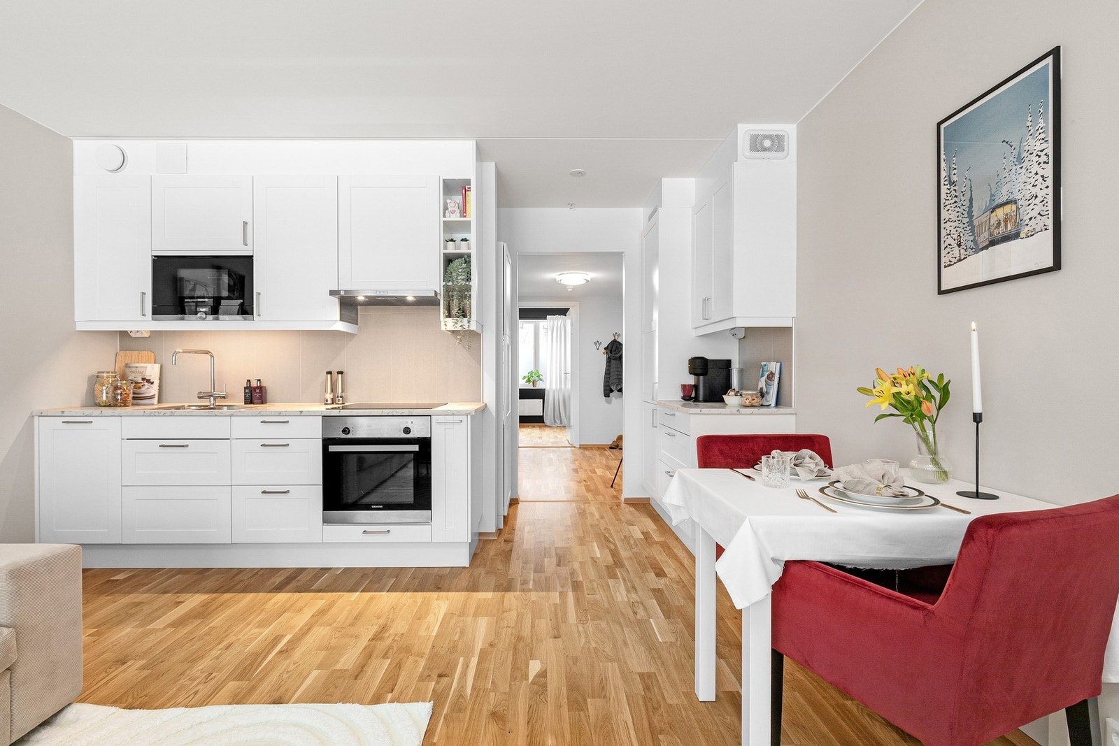 Moderne Marbodal kjøkkeninnredning med integrerte hvitevarer. Galleribilde