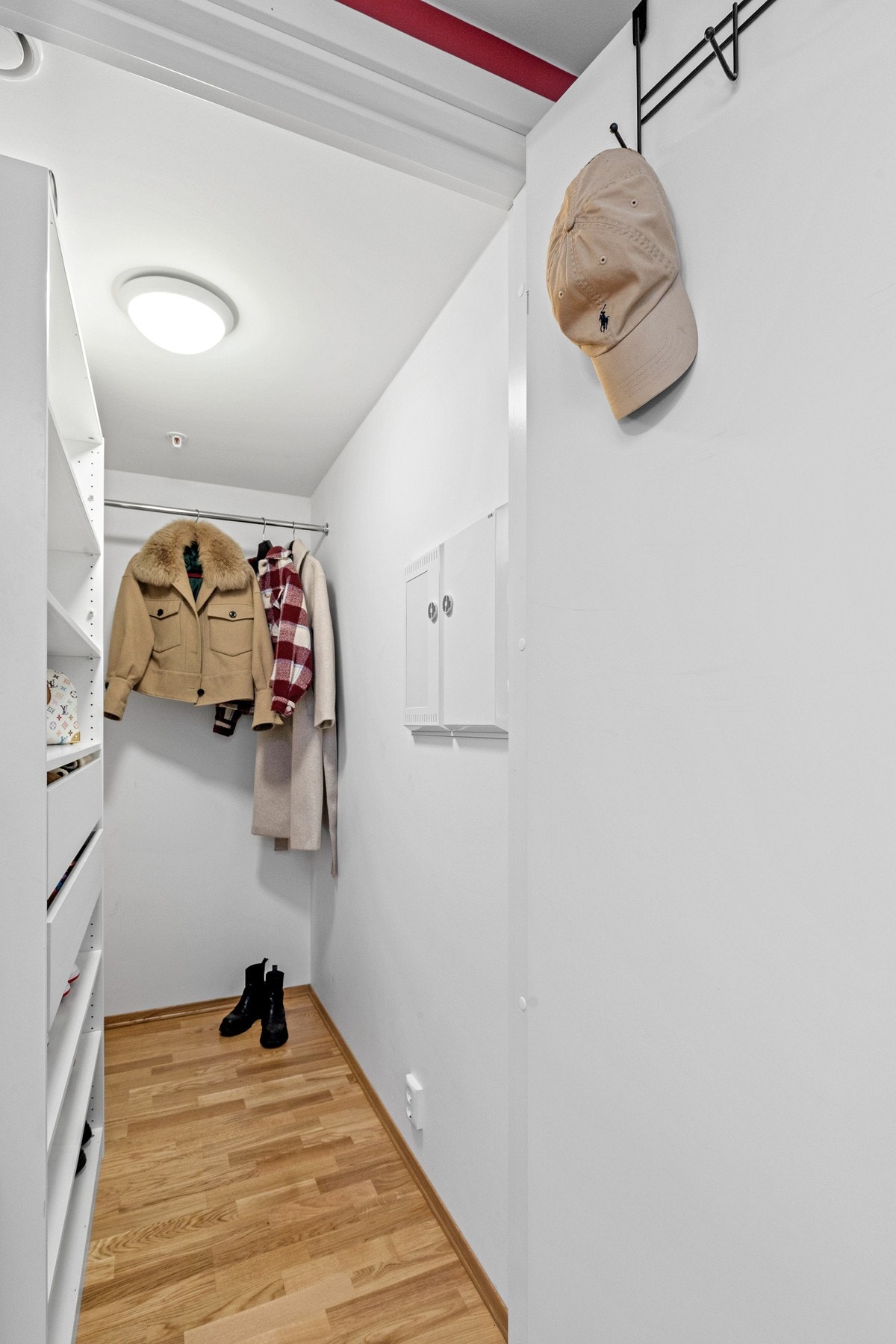 Innvendig bod som gjør det enkelt å organisere klær, sko og annet utstyr på en ryddig måte. Galleribilde