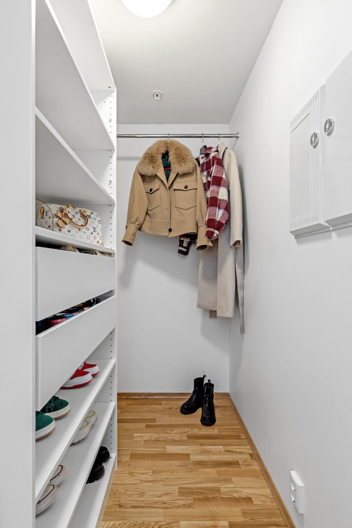 Innvendig bod som gjør det enkelt å organisere klær, sko og annet utstyr på en ryddig måte. Galleribilde