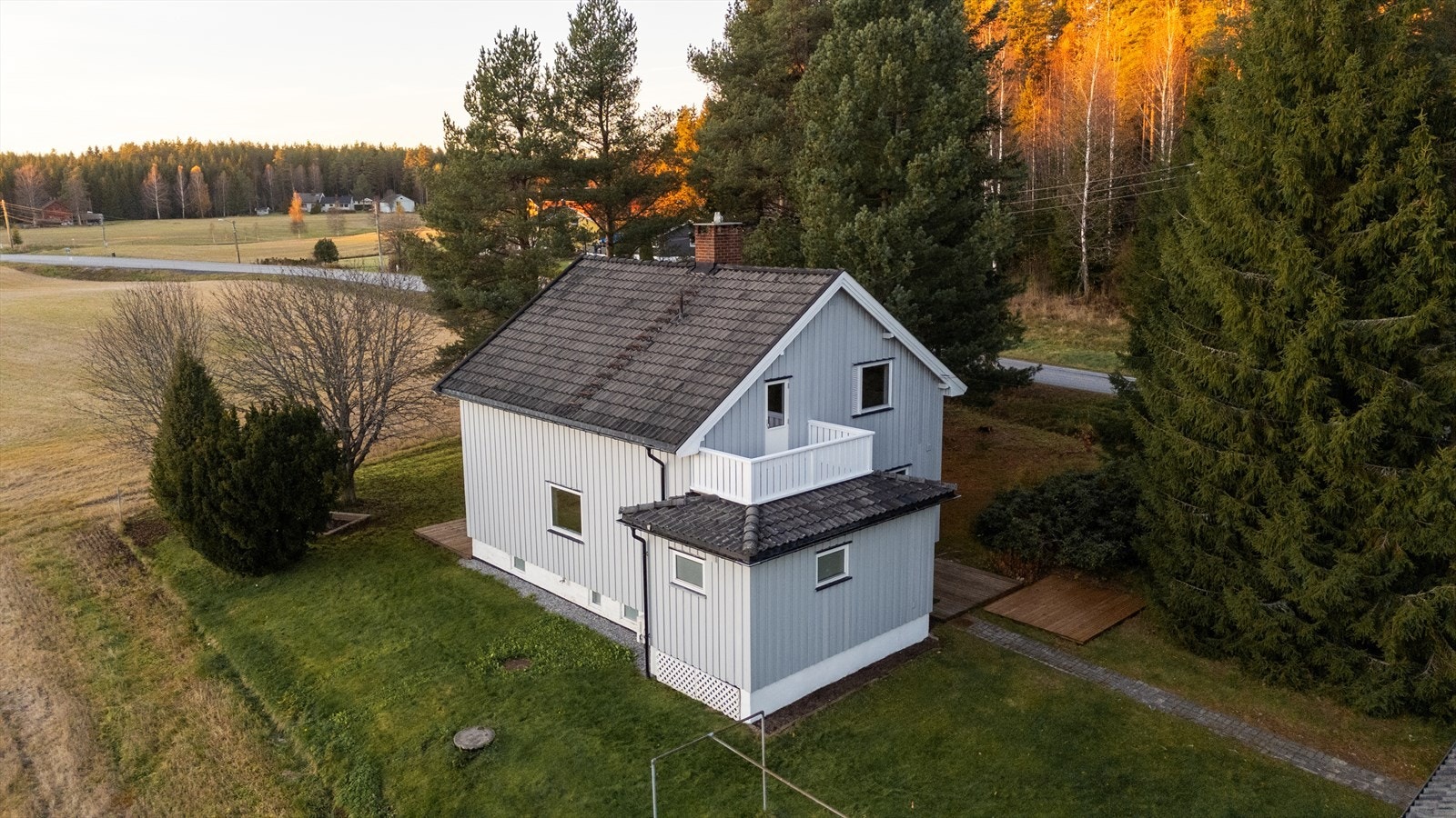 Plasseringen gir en åpen, fri og luftig følelse - på en tilnærmet flat tomt Galleribilde