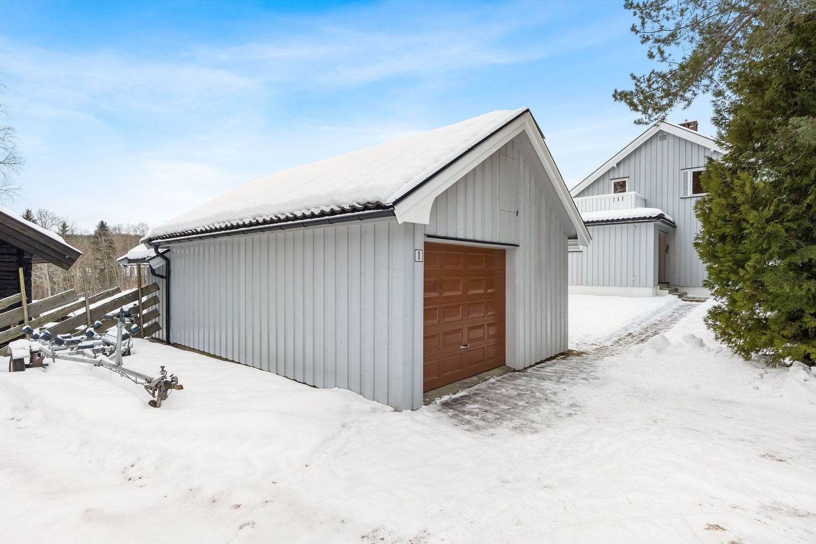 Det er parkering i en frittstående garasje med tre hendige boder, elektrisk portåpner og et samlet areal på ca. 37 kvm. Galleribilde