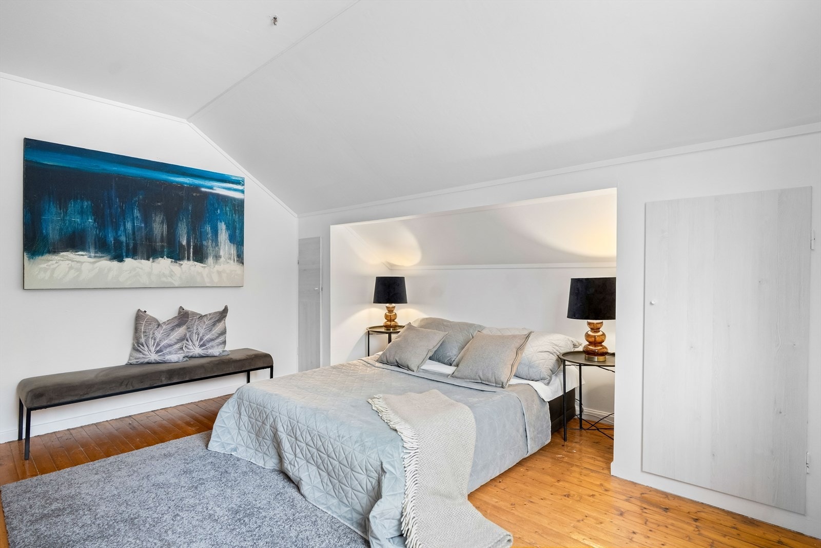 Tre gode soverom er samlet i 2. etasje, meget praktisk hvis man har små barn. Galleribilde