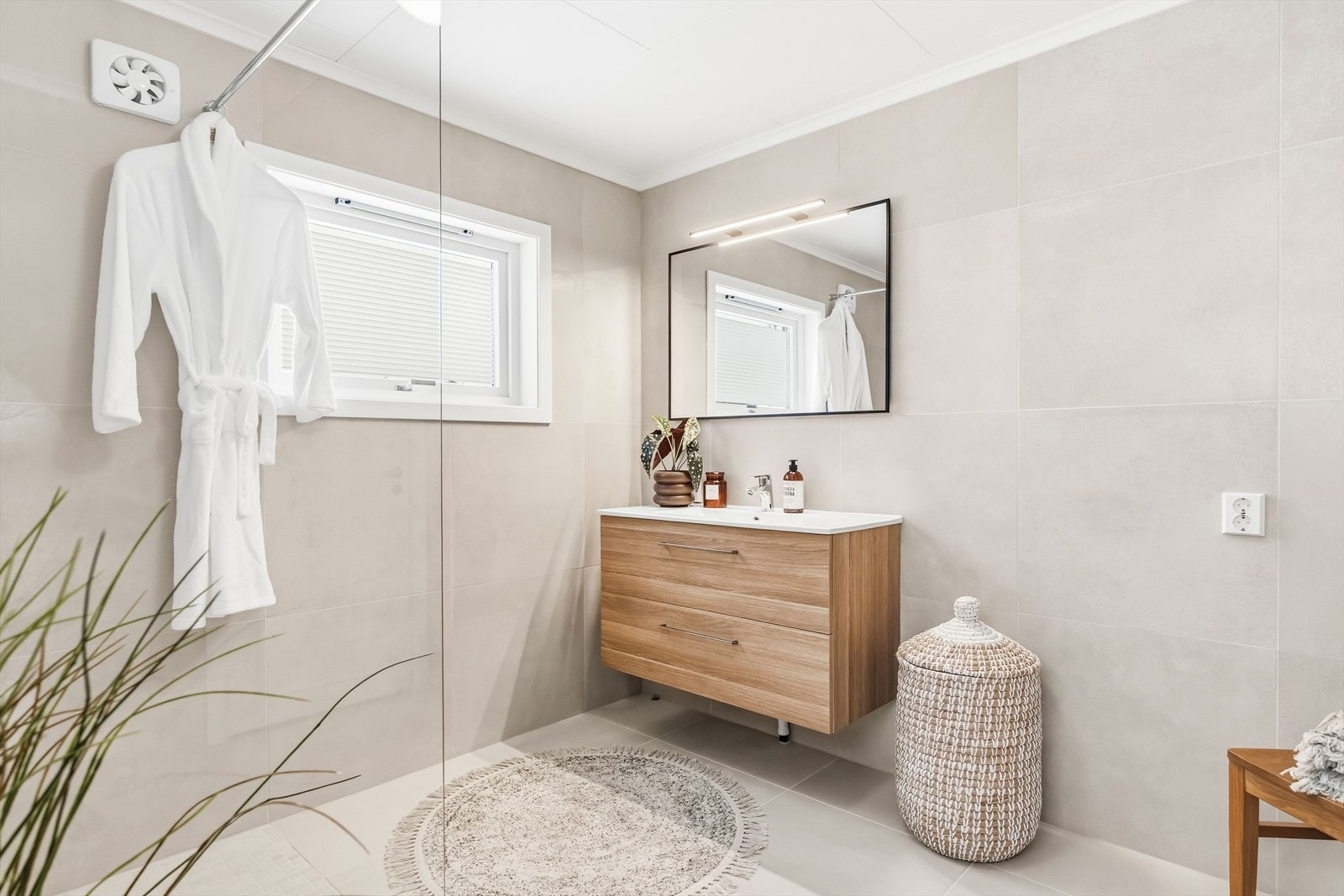 Opplegg for vaskemaskin og tørketrommel er etablert, og badet har toalett, varmekabler og dusjhjørne med glassvegg. Galleribilde