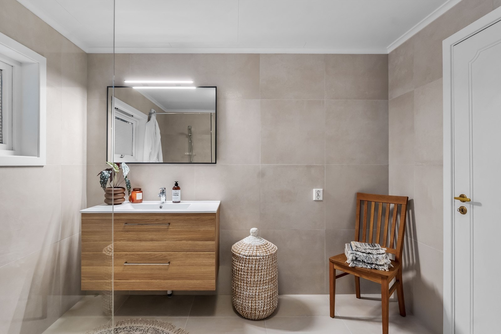 Baderomsinnredningen består av en servant med skuffer og et speil med belysning. Galleribilde