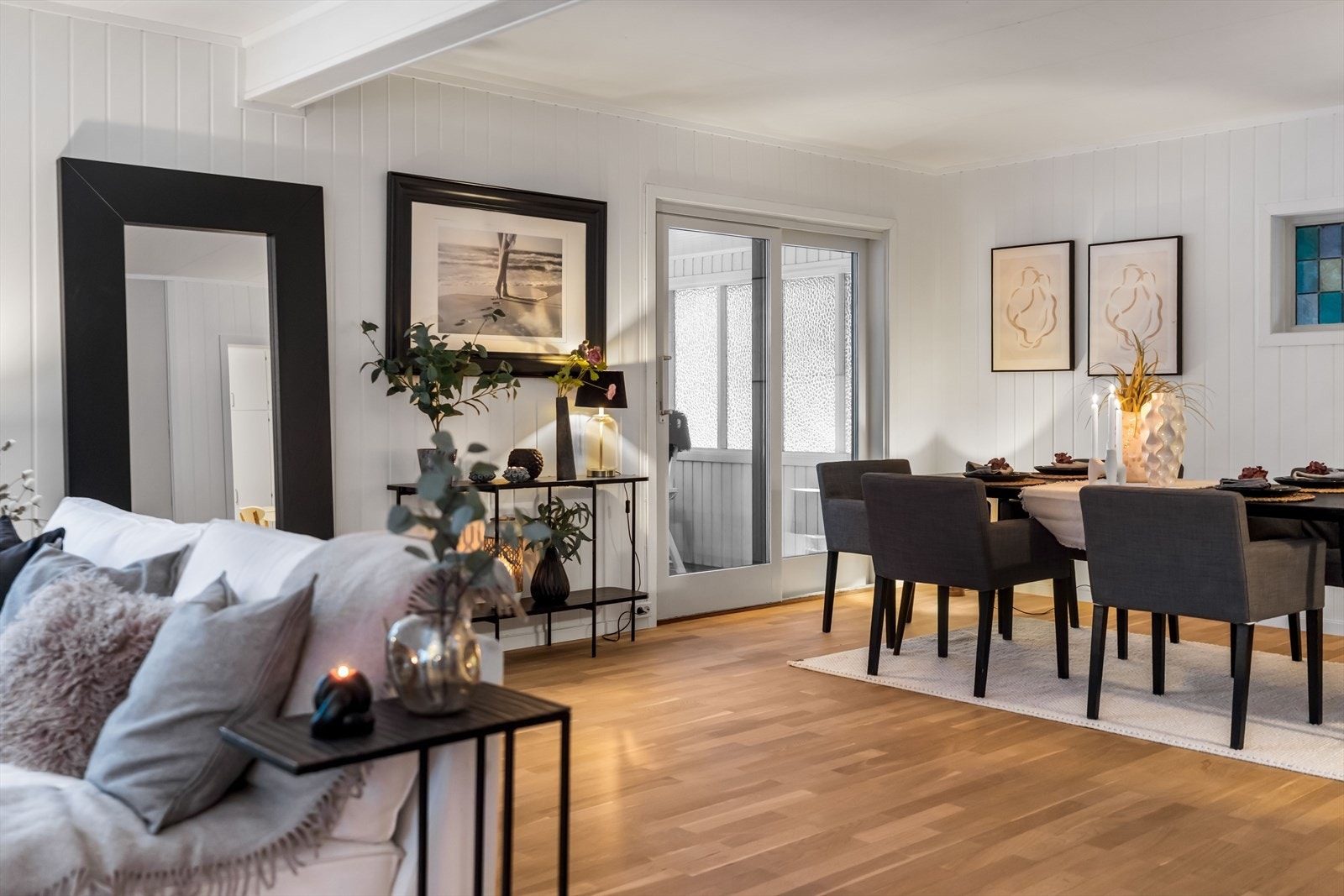 Utenfor kjøkkenet samles venner og familie for hyggelige måltider rundt et langbord. Galleribilde