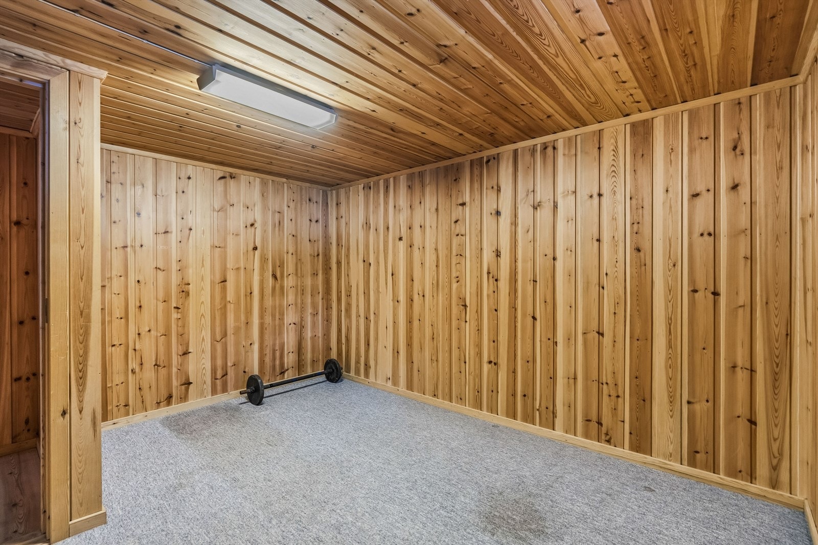 I kjelleren har boligen et innredet rom som passer perfekt som hobbyrom eller ekstra tv-avdeling. Galleribilde