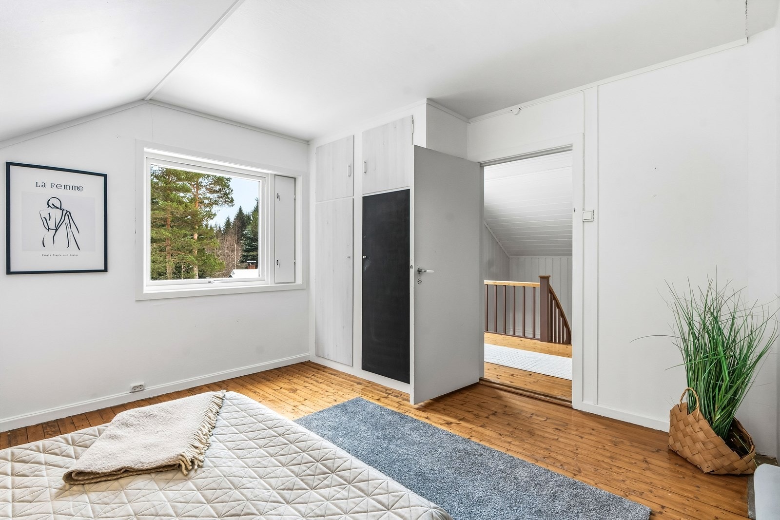 Hovedsoverommet har en nisje for dobbeltseng, og det er god oppbevaring i en rekke innebygde skap. Galleribilde