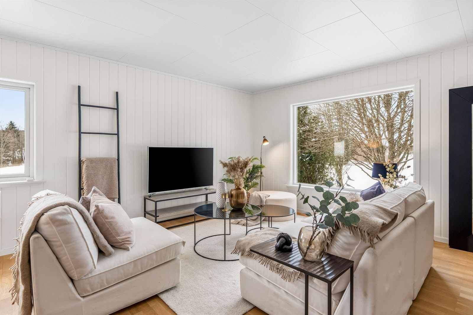 Parketten lagt på gulvet ble slipt og lakkert i 2025, og hvitmalte panelvegger er et godt utgangspunkt for innredningen. Galleribilde