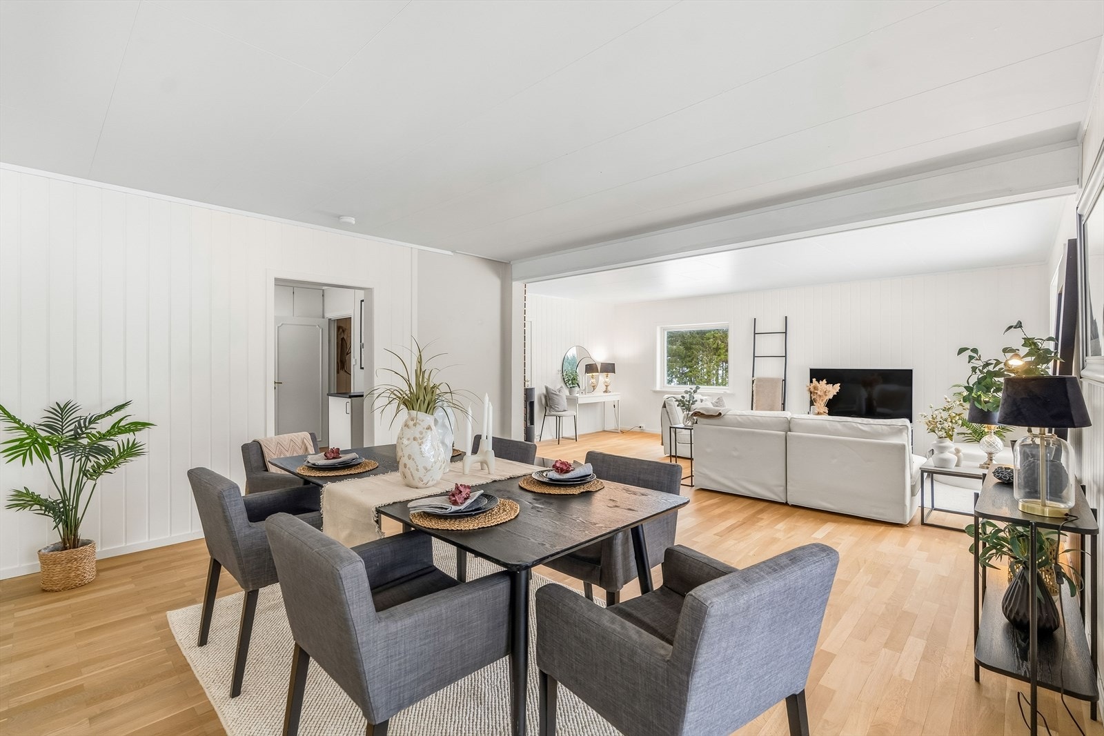 Som samlingssted har boligen en pen, romslig og innbydende vinkelstue med fint gjennomlys. Galleribilde