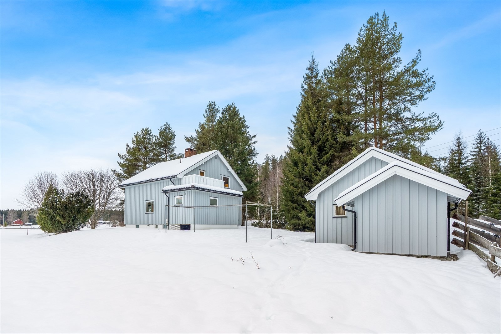 Hagen innbyr til lek for de minste, med god plass til trampoline, ballspill og andre aktiviteter. Galleribilde