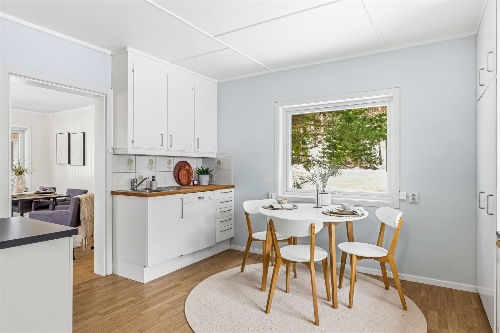 Under et av vinduene er det plass til et spisebord for rolige morgenstunder. Galleribilde