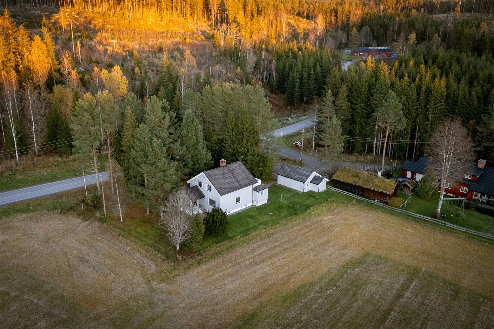 Eiendommen grenser til store åkre, hvor huset ligger skjermet og usjenert til blant trærne. Galleribilde