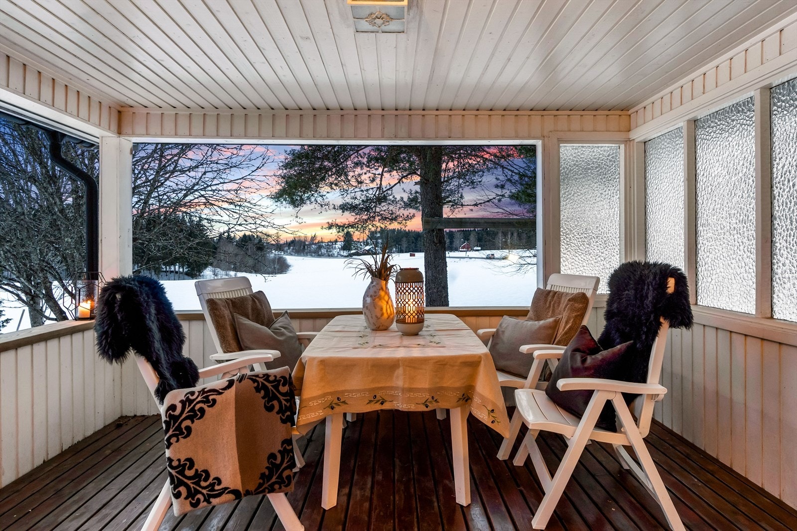 Området har lite trafikk, og byr på flotte turmuligheter i skogen og åpne landskap. Galleribilde