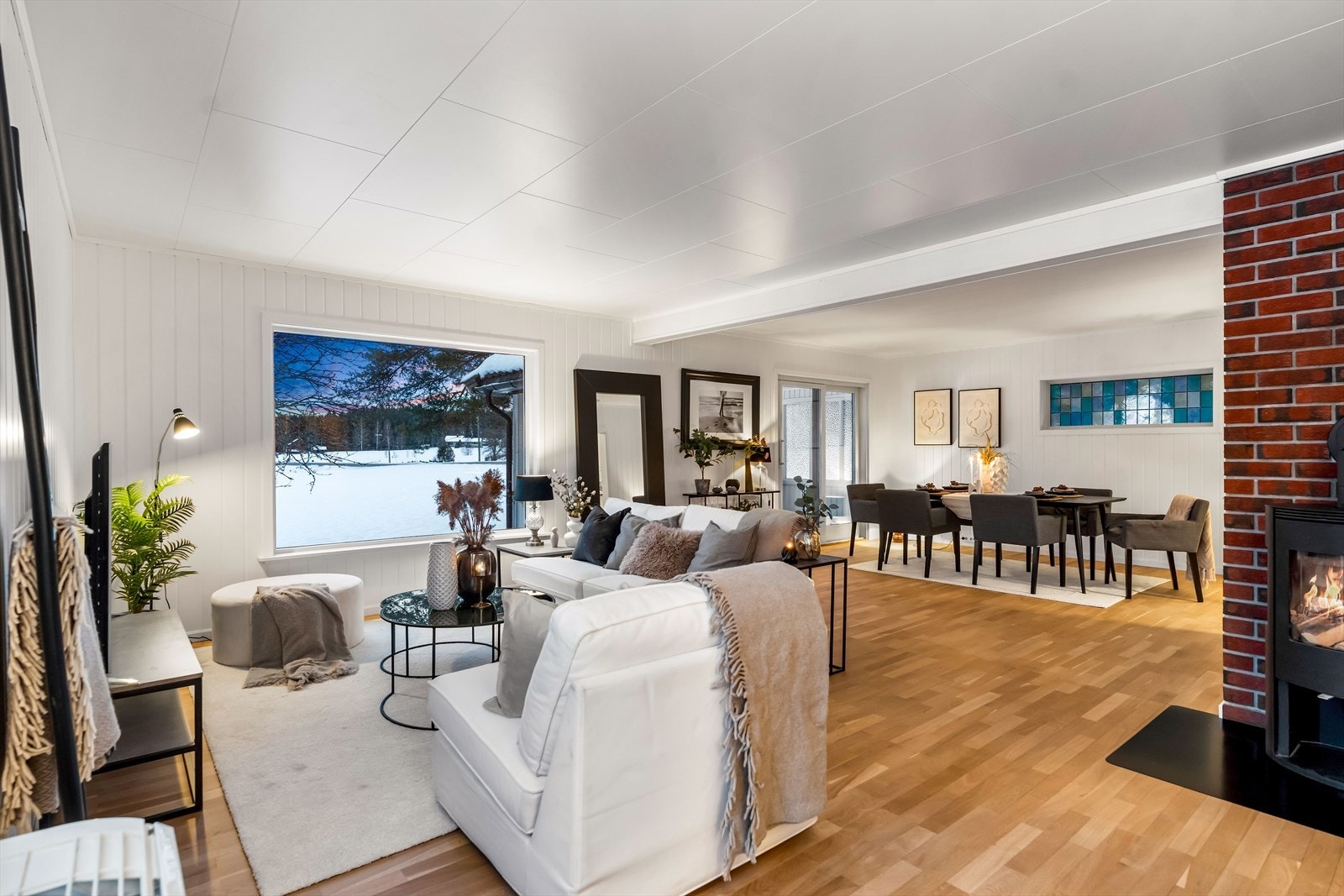 Veggen bak ildstedet er kledd i rød teglstein. Galleribilde