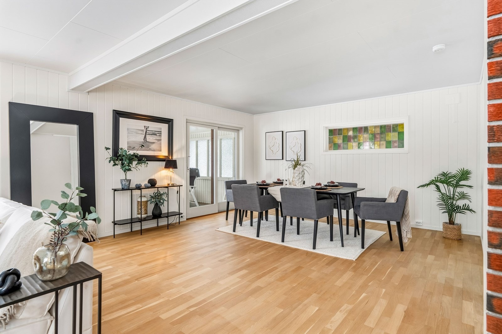 Det er ingen gjenboere til stuen, og rommet får godt med lys fra tre sider. Galleribilde