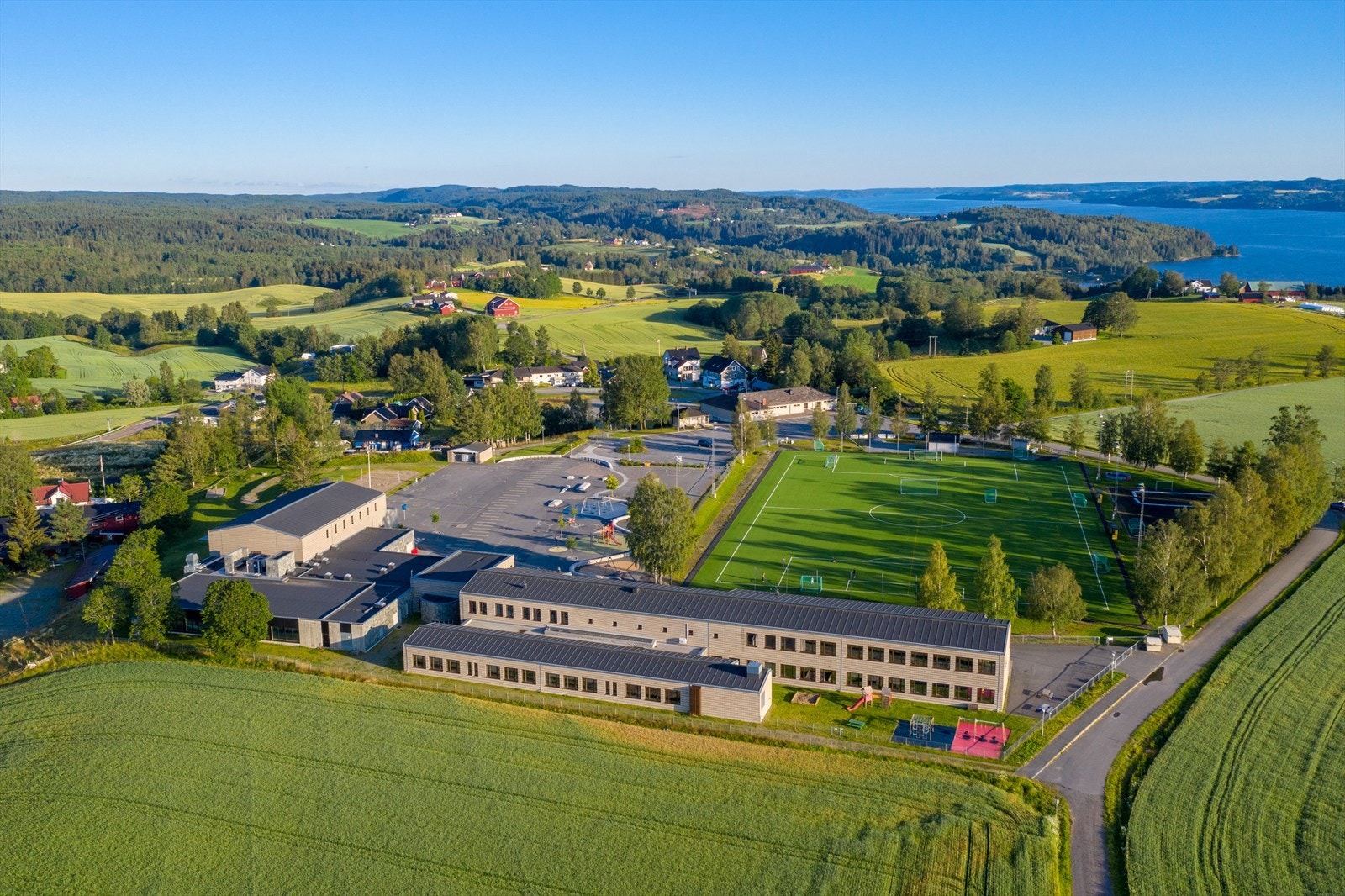 Det er en kort kjøretur til Dalen skole som har svømmehall, kunstgressbane og flerbrukshall. Galleribilde