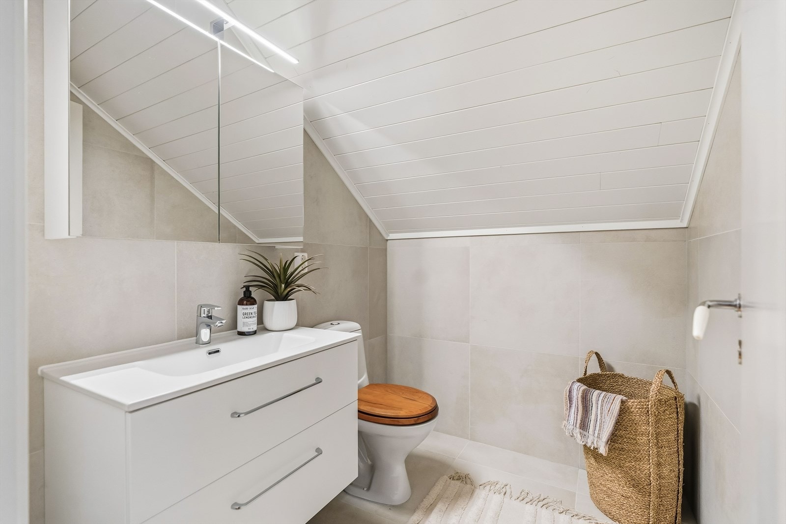 For et helhetlig uttrykk er wc-rommet i 2. etasje pusset opp med samme type moderne fliser som badet. Galleribilde