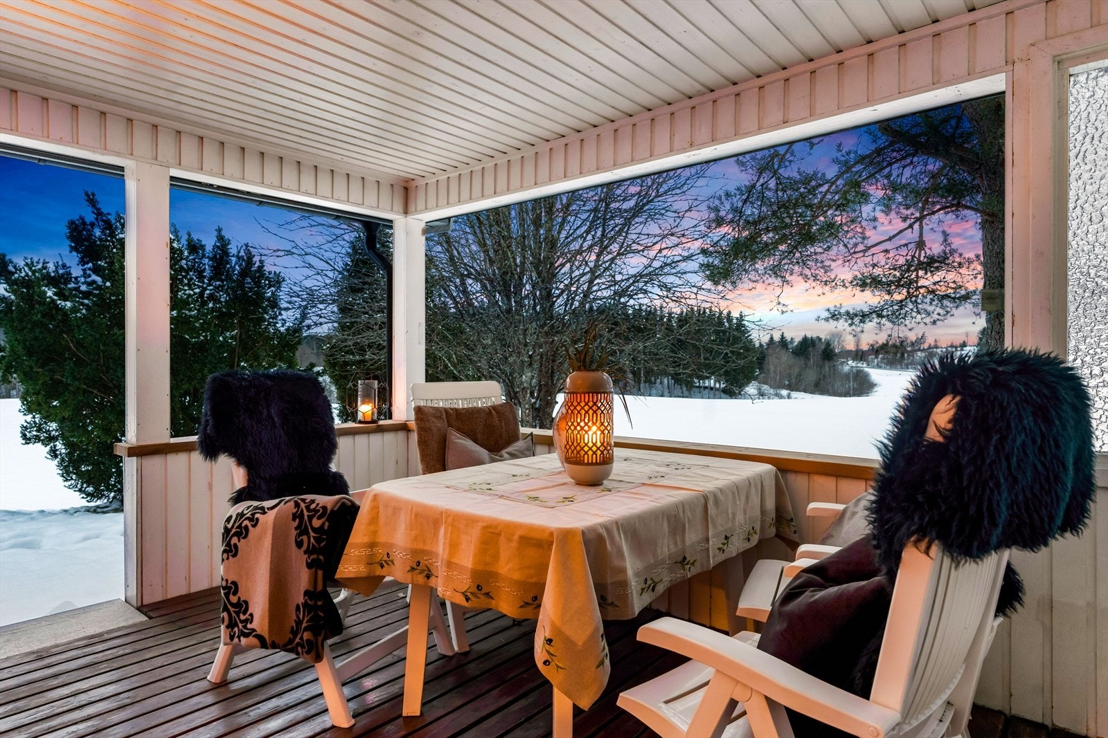 Beliggenheten egner seg godt for familier, i trygge og rolige omgivelser med kort vei til skole og barnehage. Galleribilde