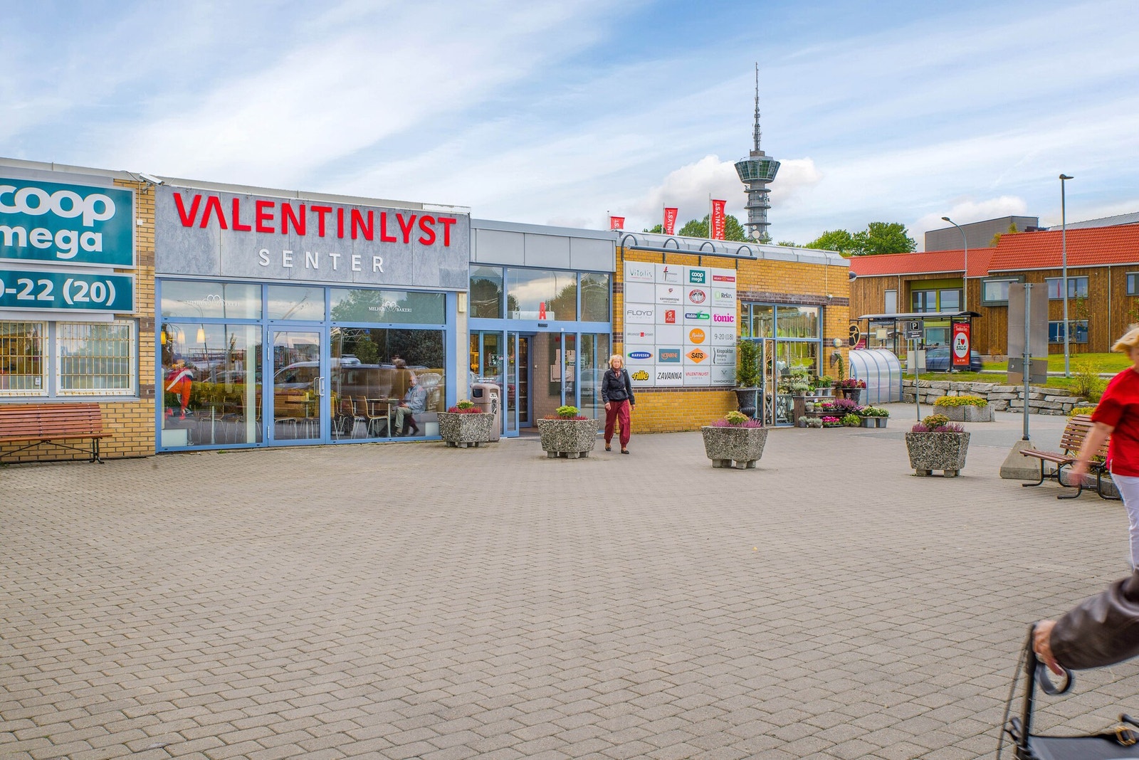 Valentinlyst senter ligger bokstavelig talt i gangavstand fra leiligheten. Her har man alt ifra dagligvarebutikker, apotek, kafé, Vinmonopolet m.m. Galleribilde