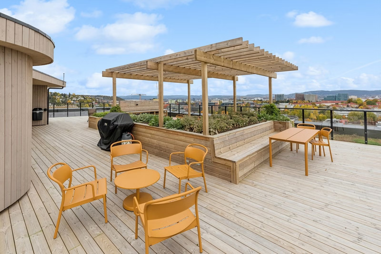 Alle beboerne har tilgang til hverandres takterrasser. Takterrassene består av "Sauna og Velvære", "Kreativ dyrking", "Sporty og friskus" og "Familieterrassen" Galleribilde