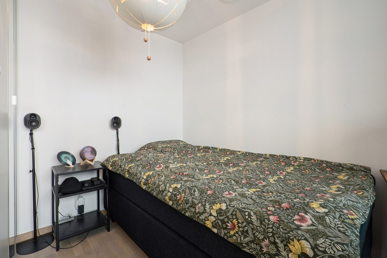 Det er plass til seng og nattbord. Galleribilde