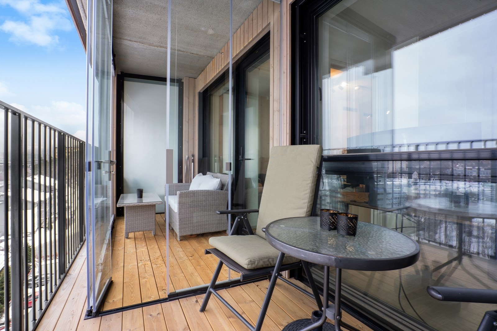 Dette er en lys og pen 2-roms andelsleilighet fra 2023, attraktivt beliggende i byggets 7. etasje med heisadkomst helt frem til etasjeplanet. Galleribilde