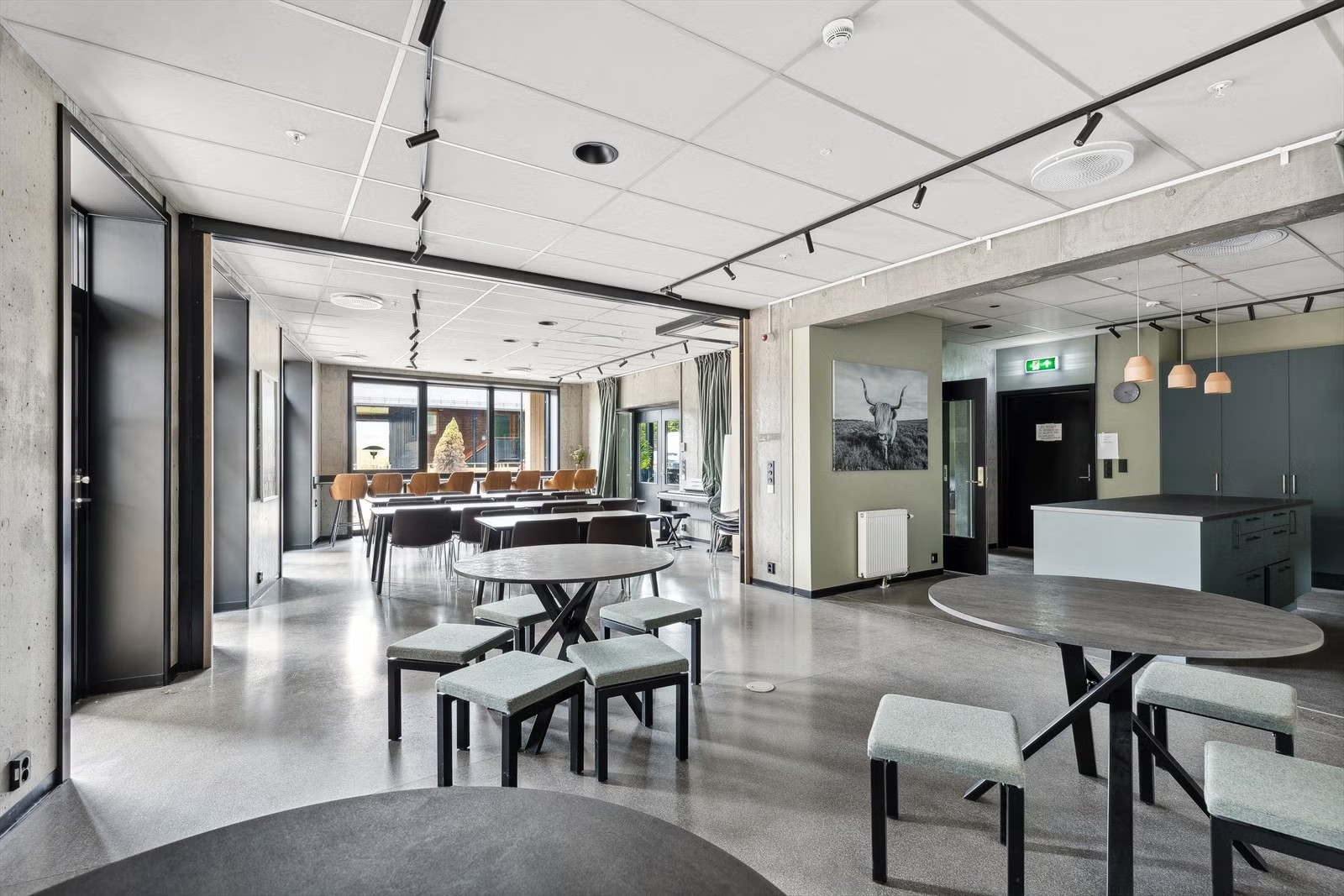 I Fyrstikkbakken 14 har du tilgang til 2 gjesteleiligheter, verksted, felles storstue, storkjøkken og selskapslokale. Bildet er fra selskapslokalet som enkelt bookes gjennom egen app. Galleribilde