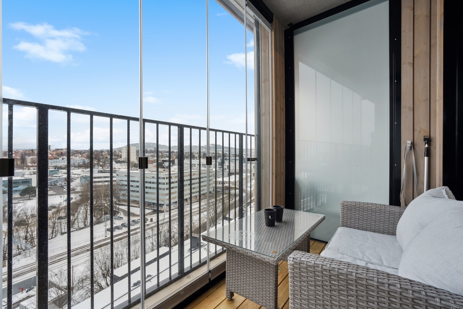 Den innglassede delen av balkongen gir beskyttelse mot vær og vind, med flott utsikt over byområdet. Galleribilde