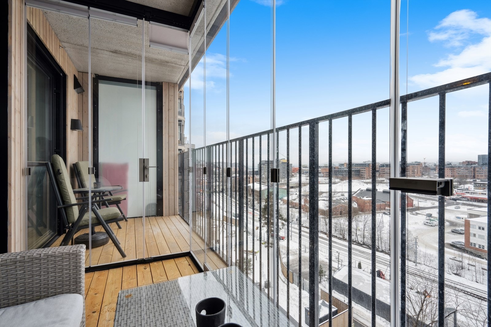 Leiligheten har utgang til en balkong på totalt 9 m², hvor 5m² er innglasset. Galleribilde