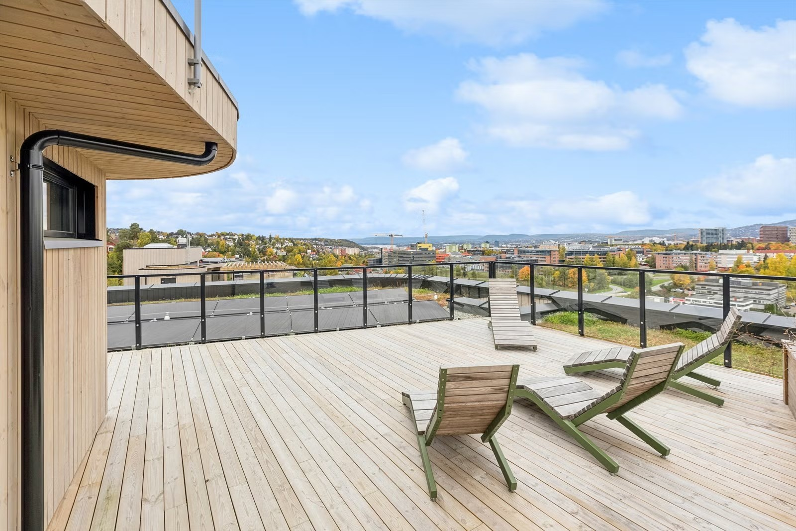 Det er felles takterrasse på alle de fire blokkene med sol hele dagen og fantastisk utsikt! Galleribilde