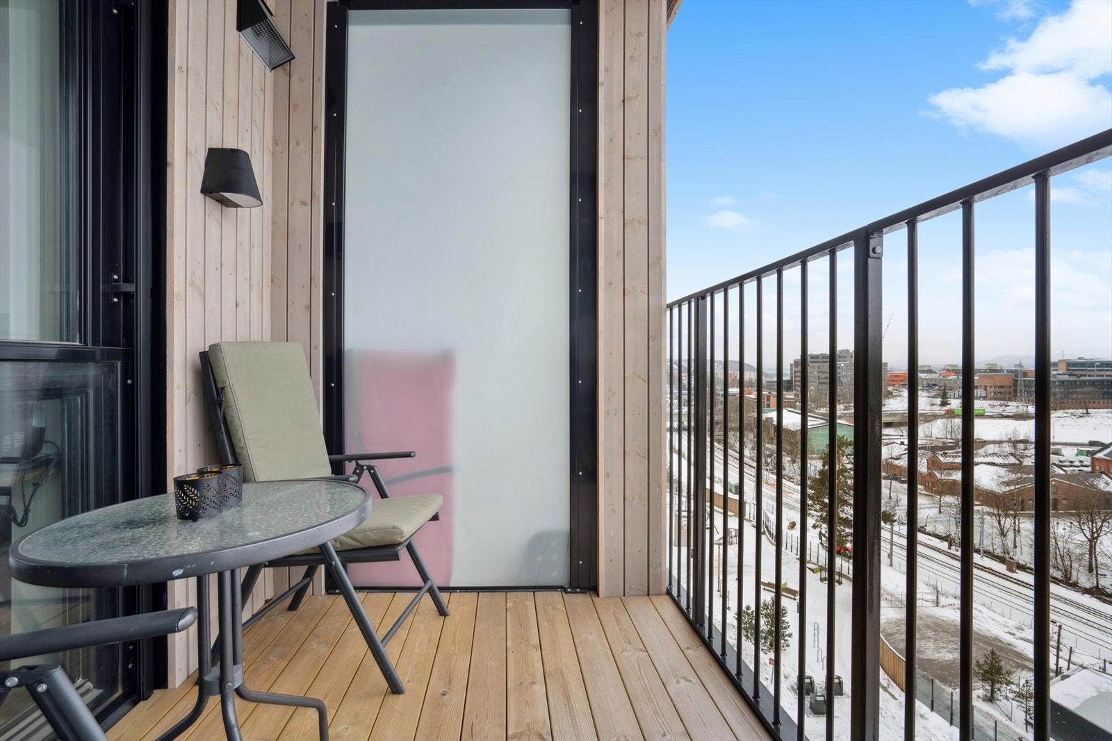 Balkongen vender mot nordvest og gir gode muligheter for å nyte hyggelige stunder utendørs. Galleribilde