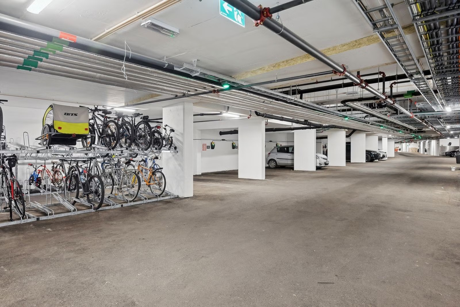 Det er felles sykkelparkering og mulighet for garasjeleie dersom man har egen bil. Det er bil-pool ( Hyre) i garasjen, hvor man enkelt kan leie bil fra. Galleribilde