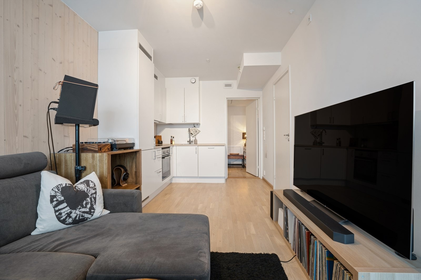 Leiligheten er oppvarmet med vannbåren gulvvarme i entré, stue/kjøkken og bad. Galleribilde