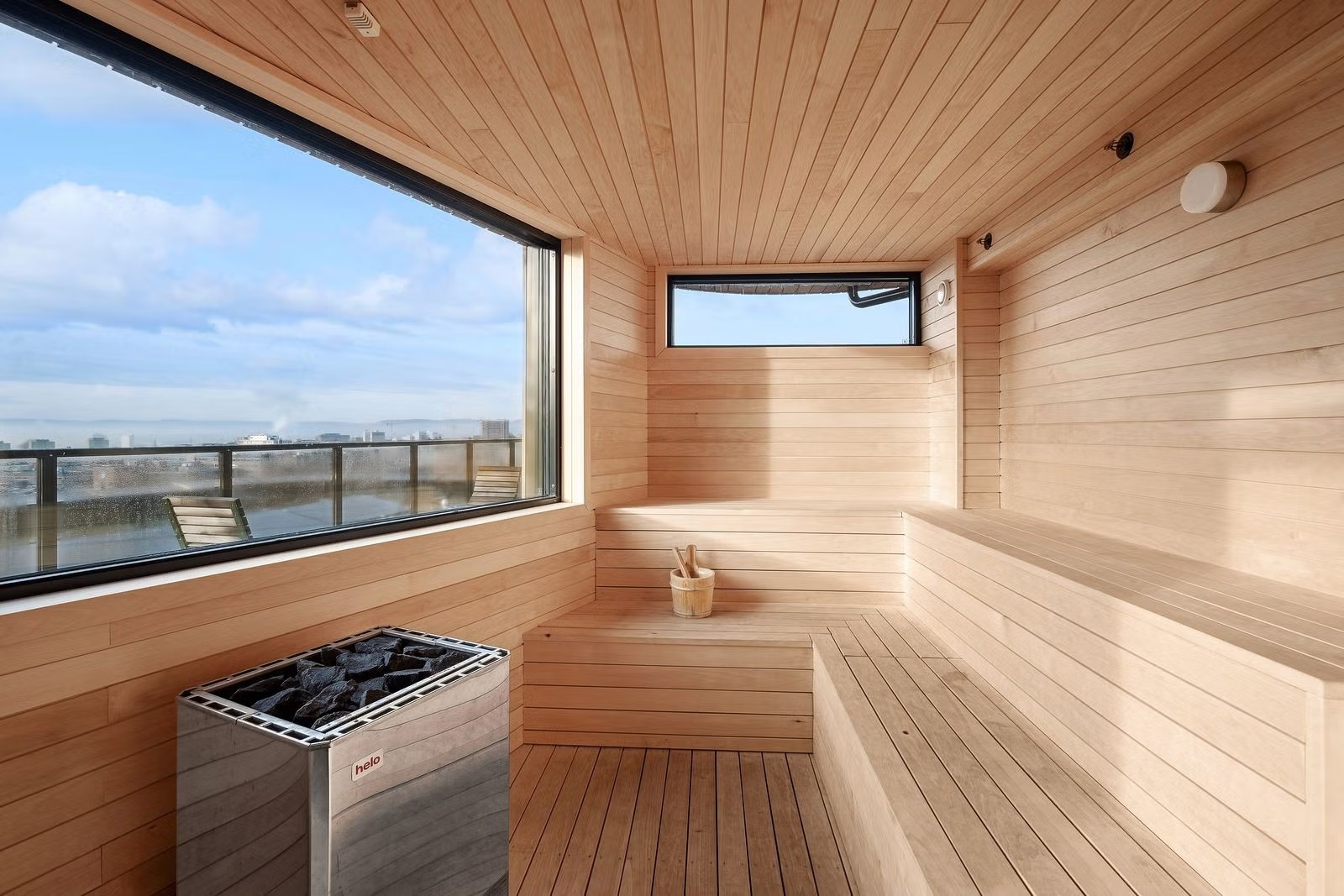 Det er felles badtsu/sauna på en av takterrassene. Her kan man nyte utsikten i varme omgivelser. Galleribilde