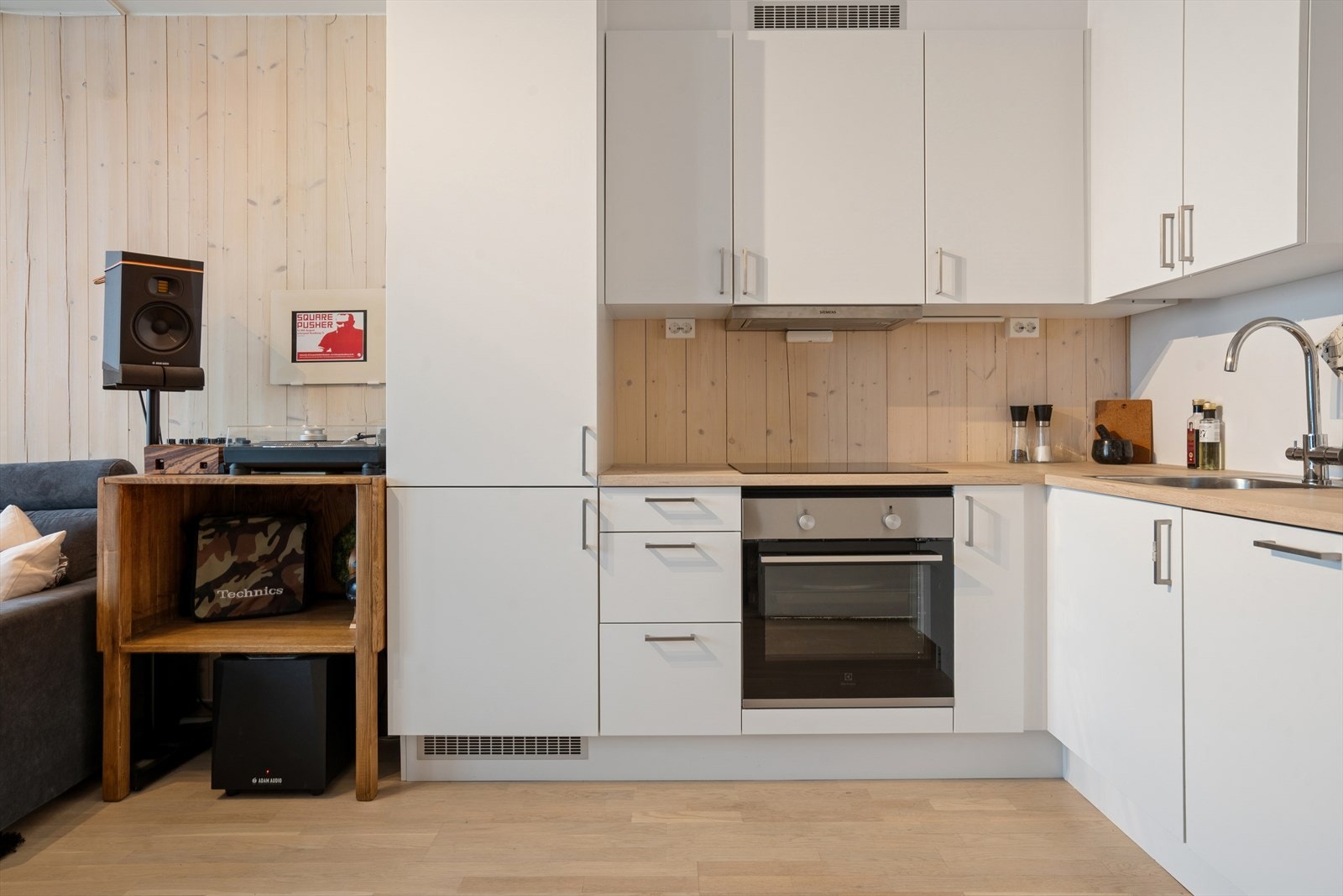 Stikkontakter er montert på veggen under overskapet. Galleribilde