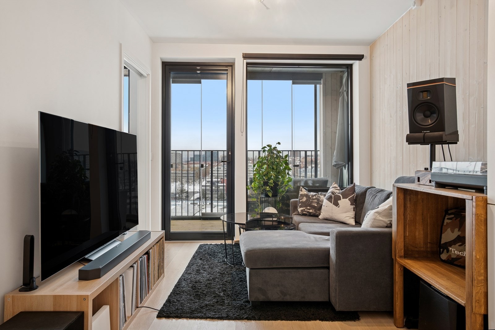 Store vindusflater sørger for rikelig naturlig lys og bidrar til en lys og luftig romfølelse. Galleribilde