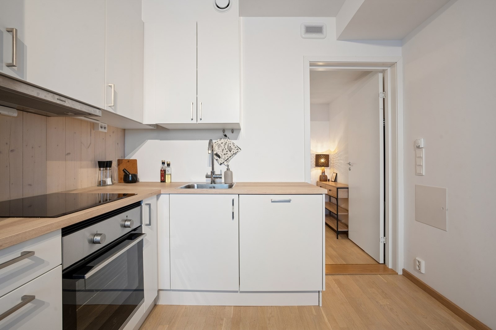 Benkeplaten i laminat er utstyrt med kjøkkenkran og oppvaskkum. Galleribilde