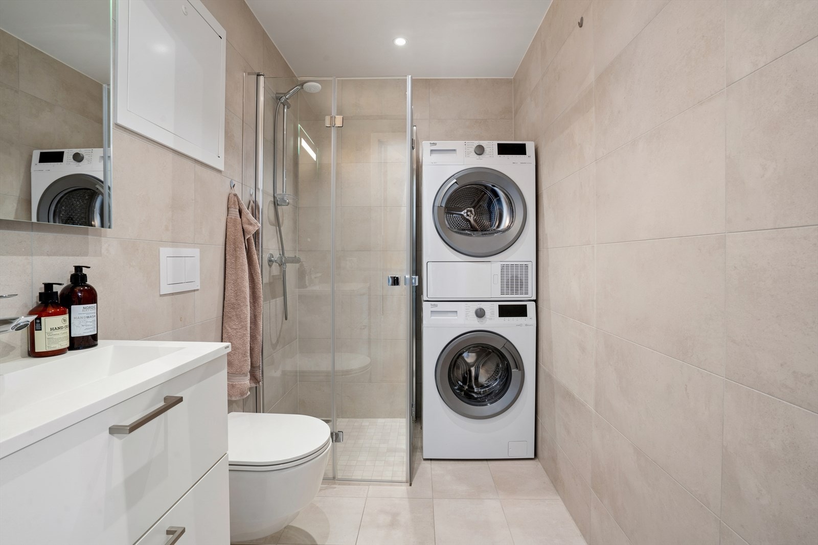 Delikat baderom fra byggeåret, med flislagte gulv- og veggflater samt malte plater i himlingen. Galleribilde