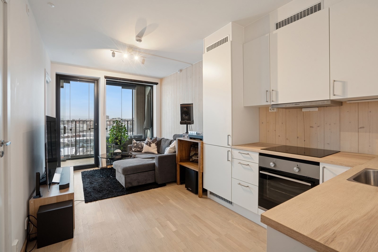 Leiligheten har en åpen og sosial stue-/kjøkkenløsning. Galleribilde