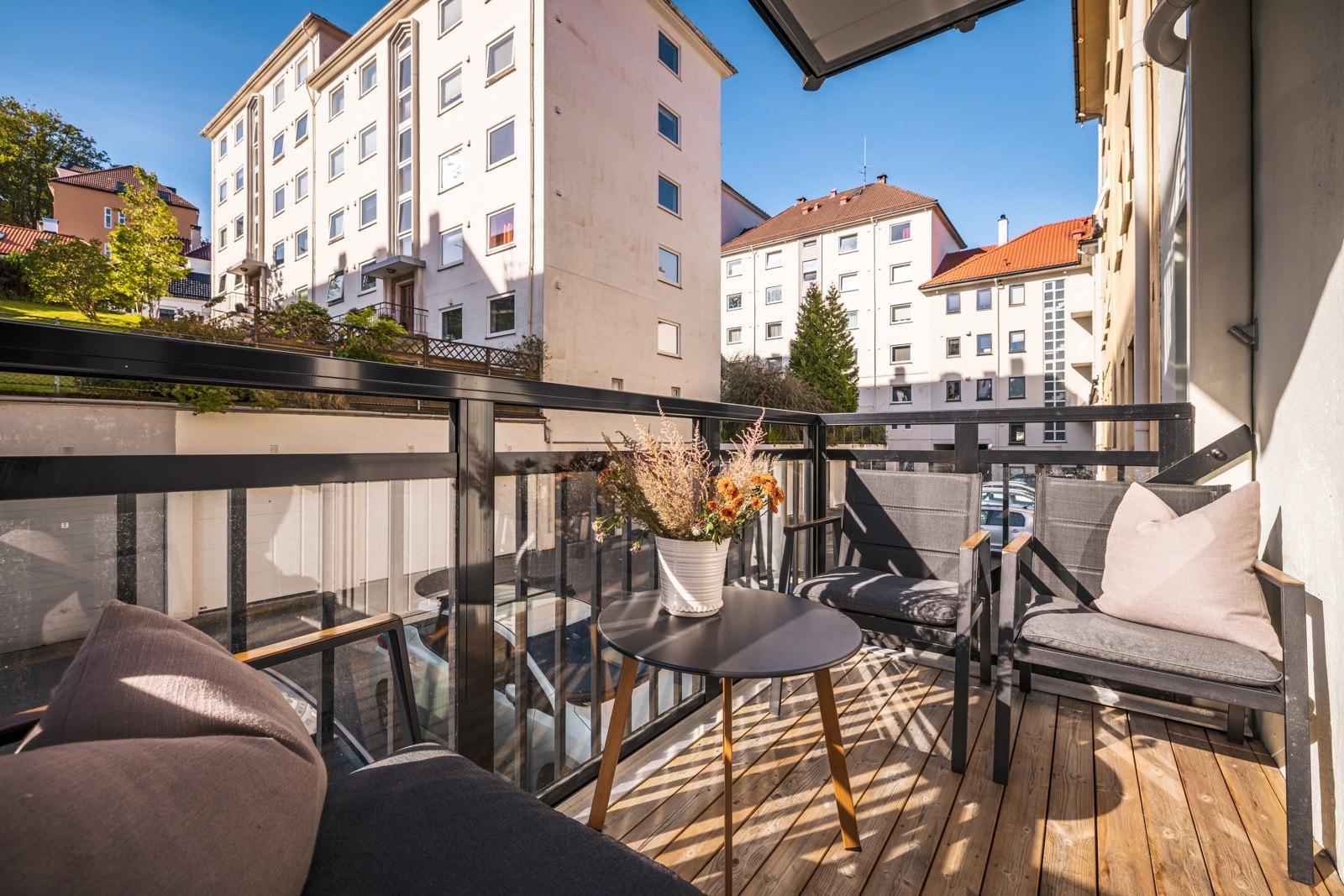 På balkongen har man gode solforhold midtsommers. Galleribilde