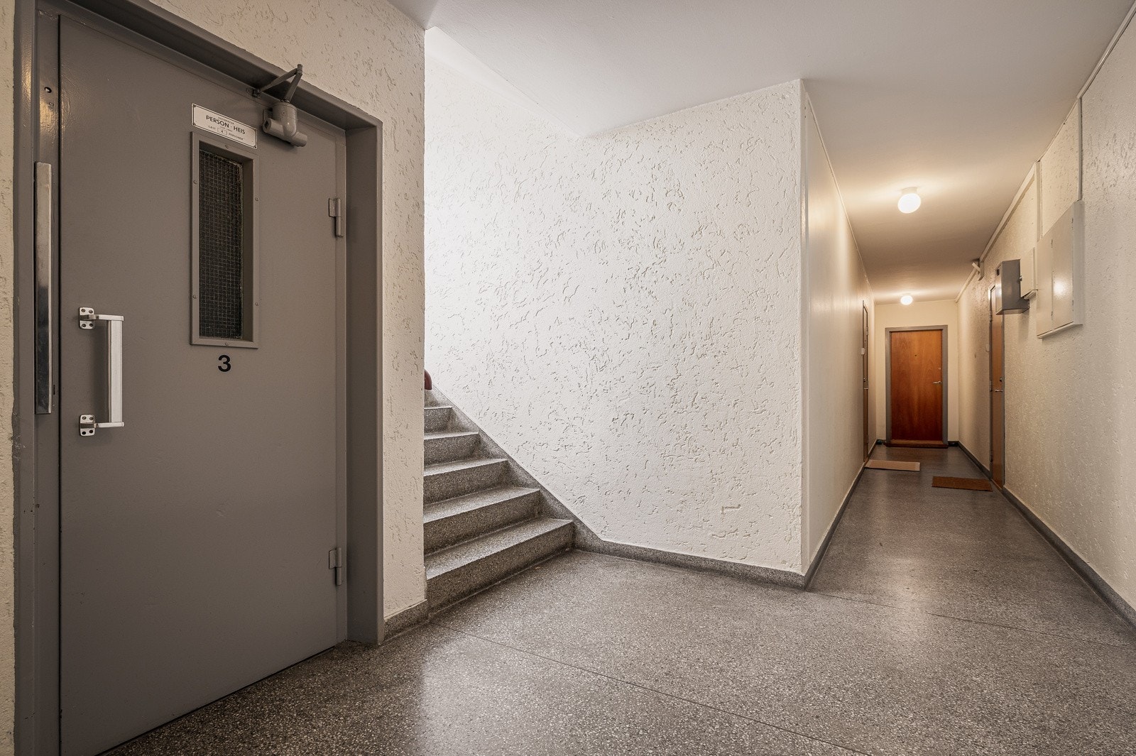 Bygget fremstår meget velholdt og godt driftet. Det er adkomst til etasjen via heis. Galleribilde