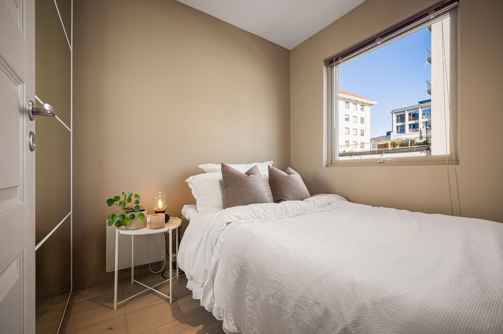 Soverommet i stuen er lite, men likevel overraskende funksjonelt og har plass til seng og garderobeskap. Galleribilde