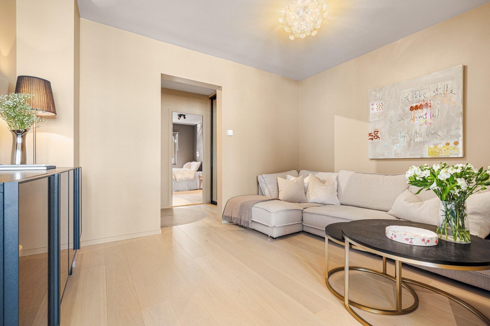 I stuen er det god plass til en stor sofa og sofabord. Galleribilde