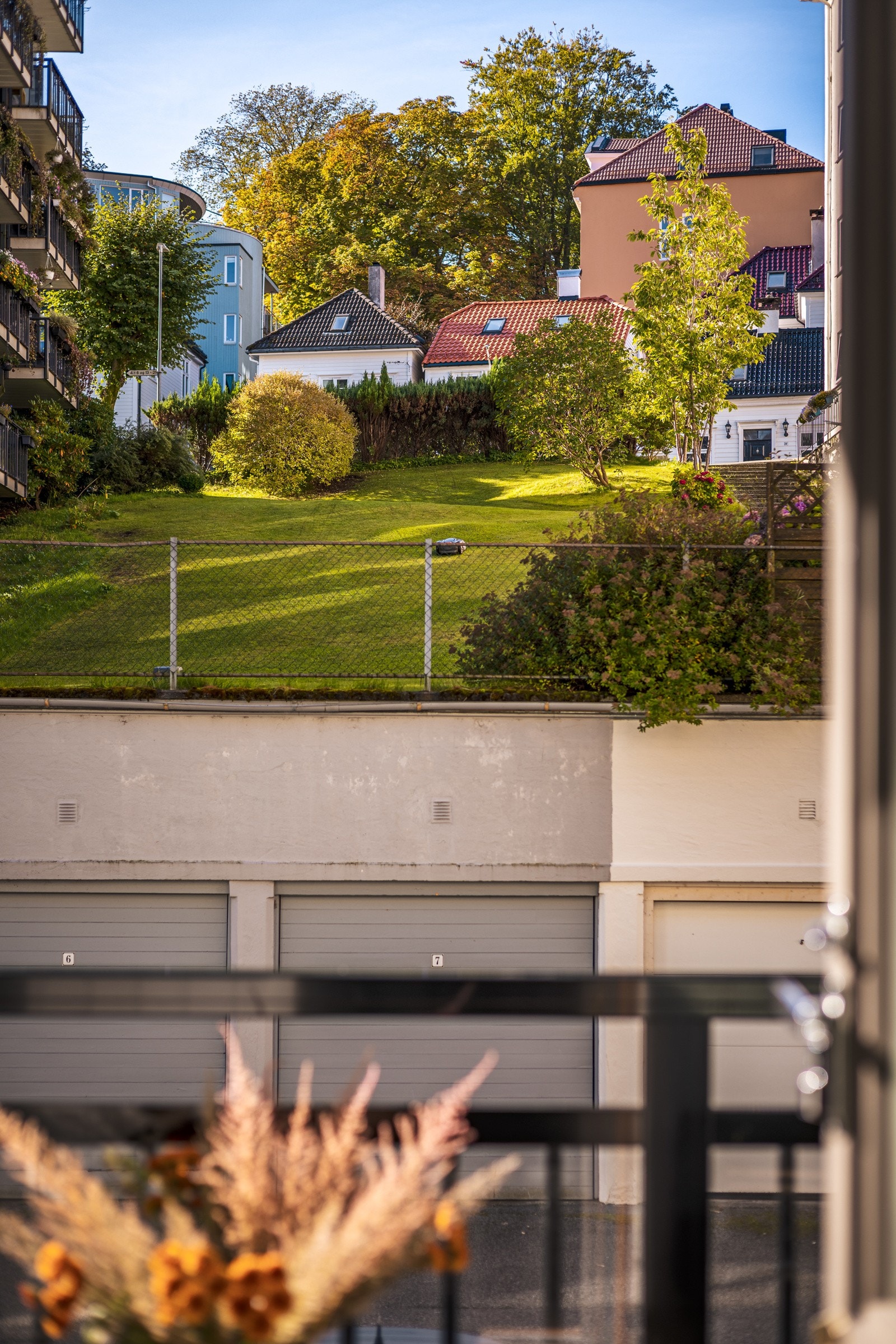 Koselig utsikt mot grøntareal fra balkongen. Galleribilde