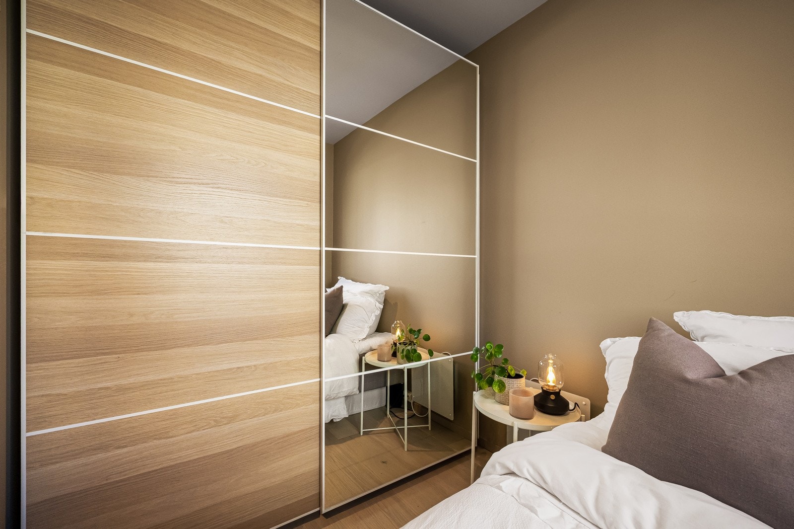 Stor skyvedørsgarderobe medfølger på dette rommet. Galleribilde