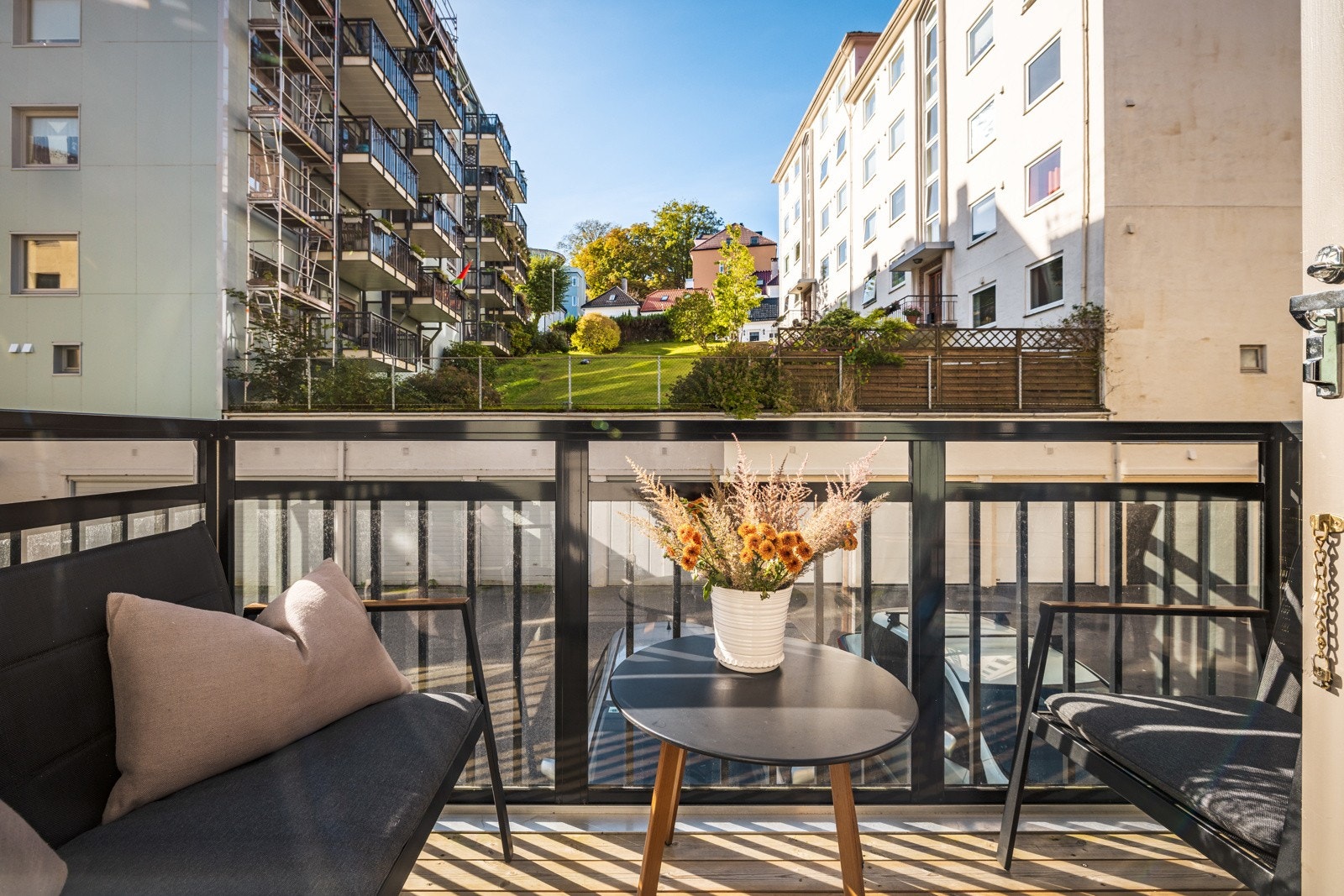 Balkongen er ca. 4 kvm og ble utvidet/bygget ny i seinere år i regi av aksjelaget. Galleribilde