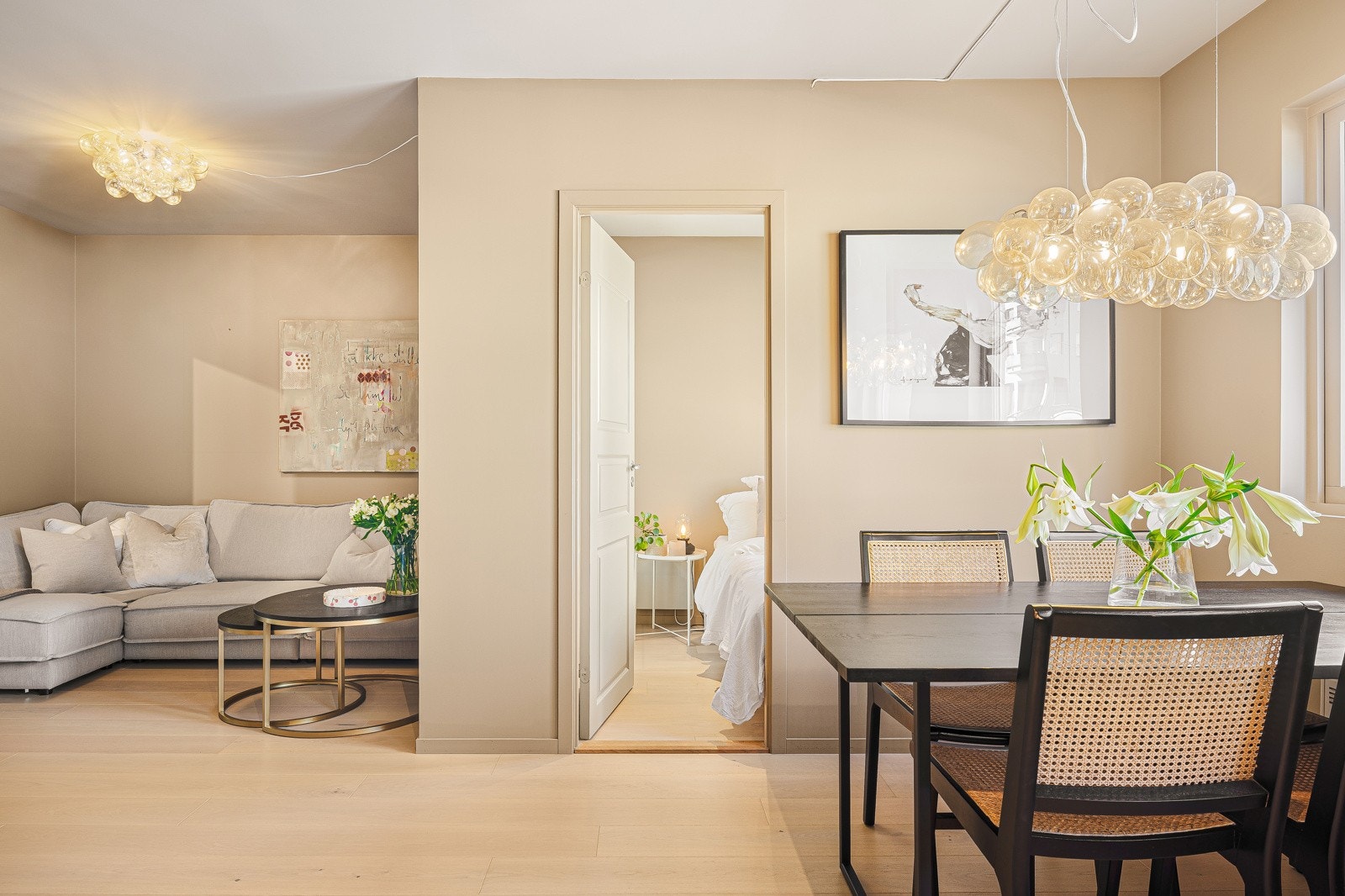 I stuen ble det i forbindelse med oppussingen etablert et tredje soverom, dette kan enkelt tilbakeføres til fordel for større stue om ønskelig. Galleribilde