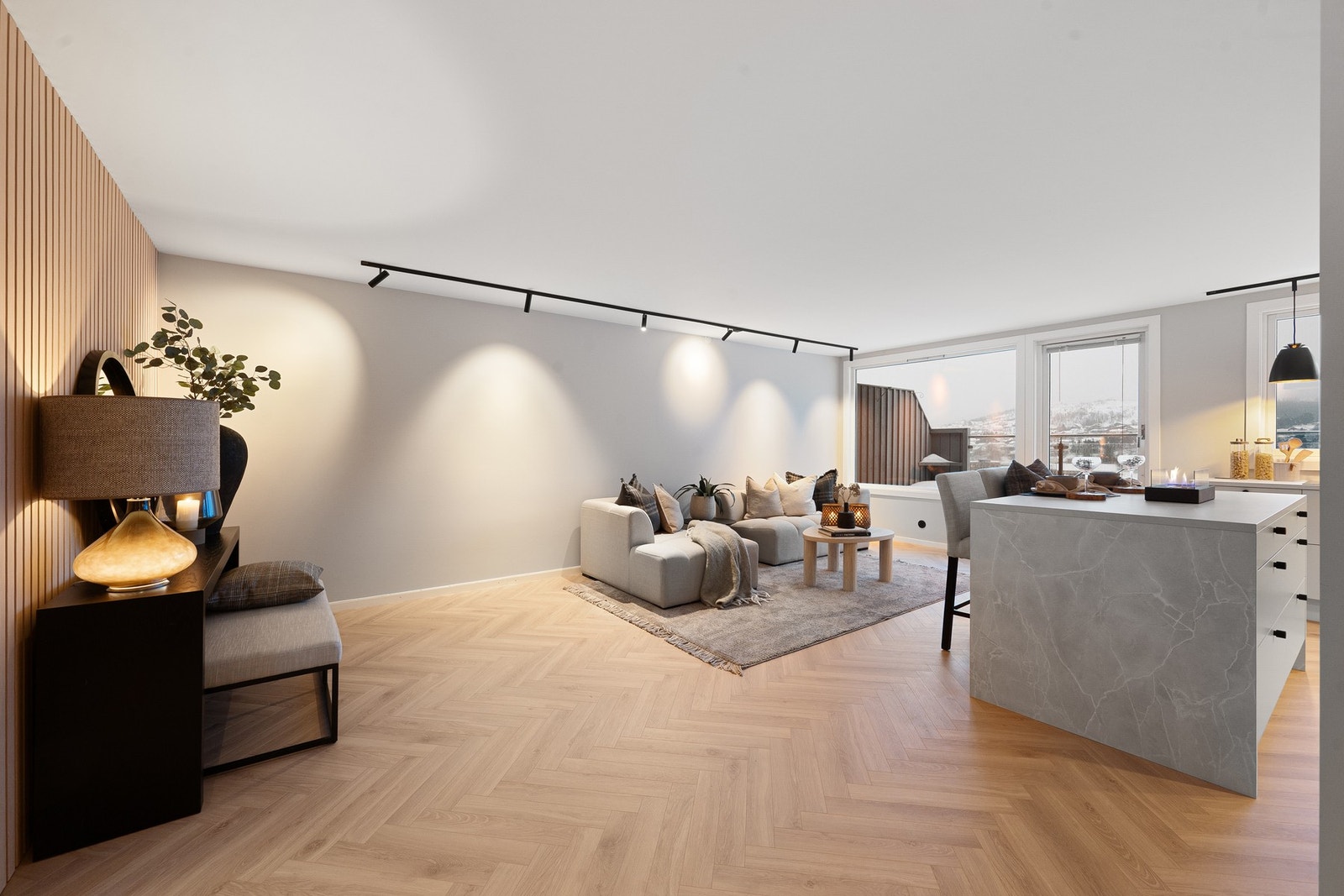 God plass for flere sittegrupper. Lekkert fiskebenslaminat. Galleribilde